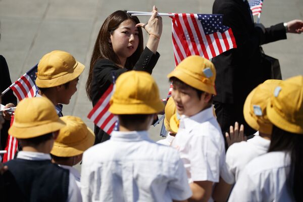 دانش آموزان جاپانی هنگام استقبال از رئیس جمهور امریکا - اسپوتنیک افغانستان  
