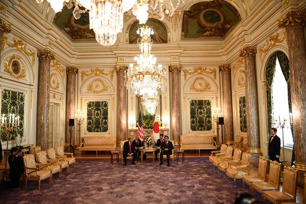 دونالد ترامپ و شینزو آبه نخست وزیر جاپان هنگام نشست دوجانبه - اسپوتنیک افغانستان  