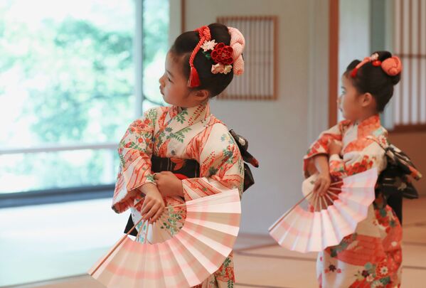 دختران جاپانی هنگام اجرای رقص سنتی این کشور - اسپوتنیک افغانستان  