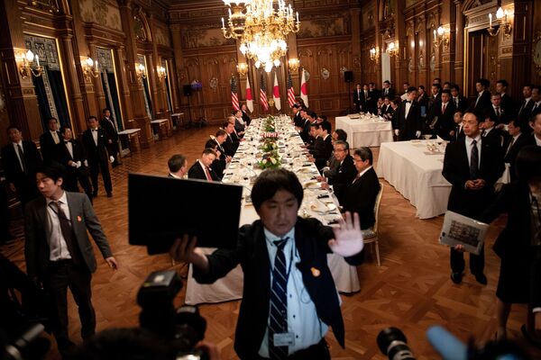 دونالد ترامپ و ملانیا ترامپ در کاخ آکاساکا در توکیو. - اسپوتنیک افغانستان  