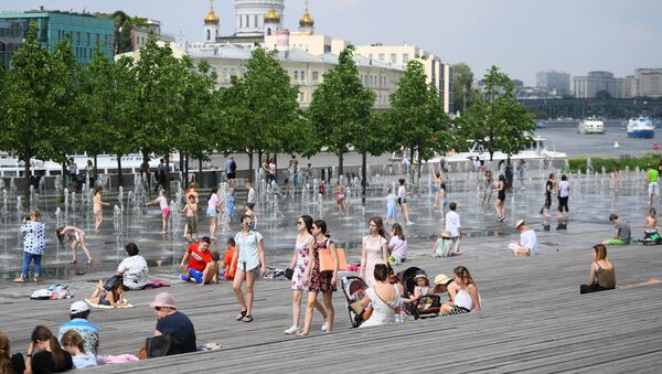 باشندگان مسکو در یک روز گرم با دمای ۳۰ - ۳۱ درجه سانتی‌گراد در پارک هنرهای موزیون در مرکز مسکو - اسپوتنیک افغانستان  