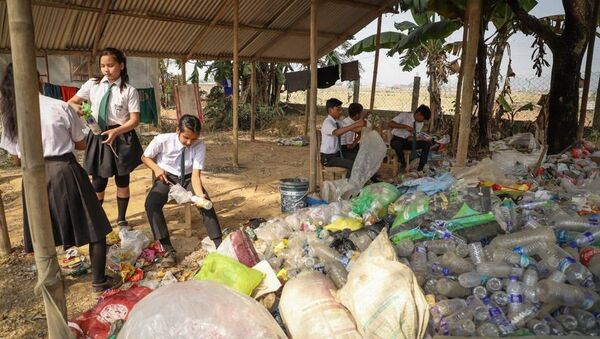 متعلمین هندی به جای پول ماهانه مکتب «پلاستیک» پرداخت می‌کنند - اسپوتنیک افغانستان  