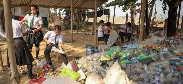 متعلمین هندی به جای پول ماهانه مکتب «پلاستیک» پرداخت میکنند متعلمین هندی به جای پول ماهانه مکتب «پلاستیک» پرداخت میکنند - اسپوتنیک افغانستان