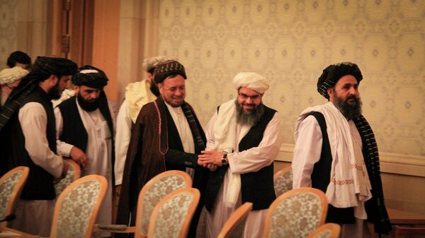 محمد محقق همراه با هیئت طالبان در دومین نشست بین‌الافغانی در مسکو - اسپوتنیک افغانستان  