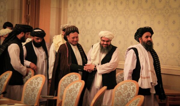 محمد محقق همراه با هیئت طالبان در دومین نشست بین‌الافغانی در مسکو - اسپوتنیک افغانستان  