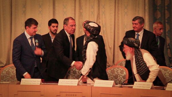 سرگئی لاوروف، وزیر امور خارجه روسیه در حال احوال‌پرسی با ملا عبدالغنی برادر، رئیس هیئت مذاکره‌کننده دفتر سیاسی طالبان در قطر، در کنفرانس به مناسبت صدمین سالگرد روابط میان افغانستان و روسیه در مسکو - اسپوتنیک افغانستان  
