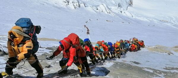 پایین آوردن چهار جسد و ۱۱ تن زباله از کوه اورست پایین آوردن چهار جسد و ۱۱ تن زباله از کوه اورست - اسپوتنیک افغانستان
