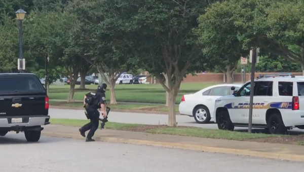 Police Officer responds to reports of a shooting in a Virginia Beach municipal center, May 31, 2019 - اسپوتنیک افغانستان  