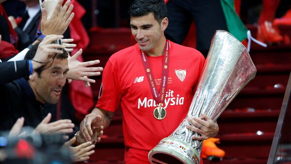 Sevilla's Jose Antonio Reyes celebrates with the trophy and fans after winning the UEFA Europa League Final - اسپوتنیک افغانستان  