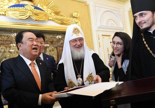 پاتریارک کریل، رهبر کلیسای ارتدوکس روسیه با رئیس پارلمان کوریای جنوبی - اسپوتنیک افغانستان  