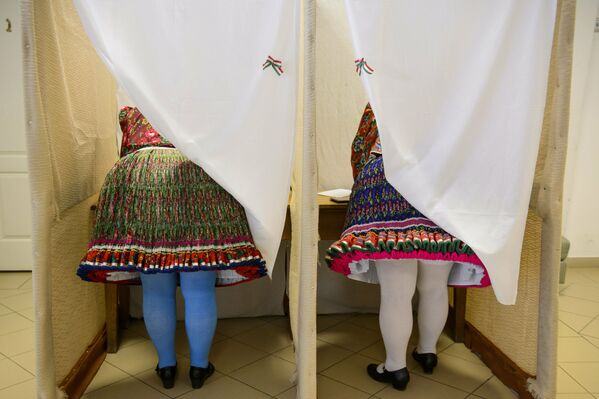 زنان با لباس های ملی در حال رای دادن – انتخابات پارلمانی اروپا در هنگری - اسپوتنیک افغانستان  