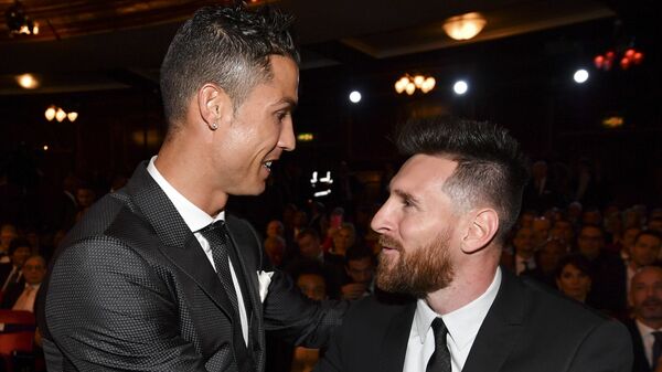 Nominees for the Best FIFA football player, Barcelona and Argentina forward Lionel Messi (R) and Real Madrid and Portugal forward Cristiano Ronaldo (L) chat before taking their seats for The Best FIFA Football Awards ceremony, on October 23, 2017 in London.  - اسپوتنیک افغانستان  