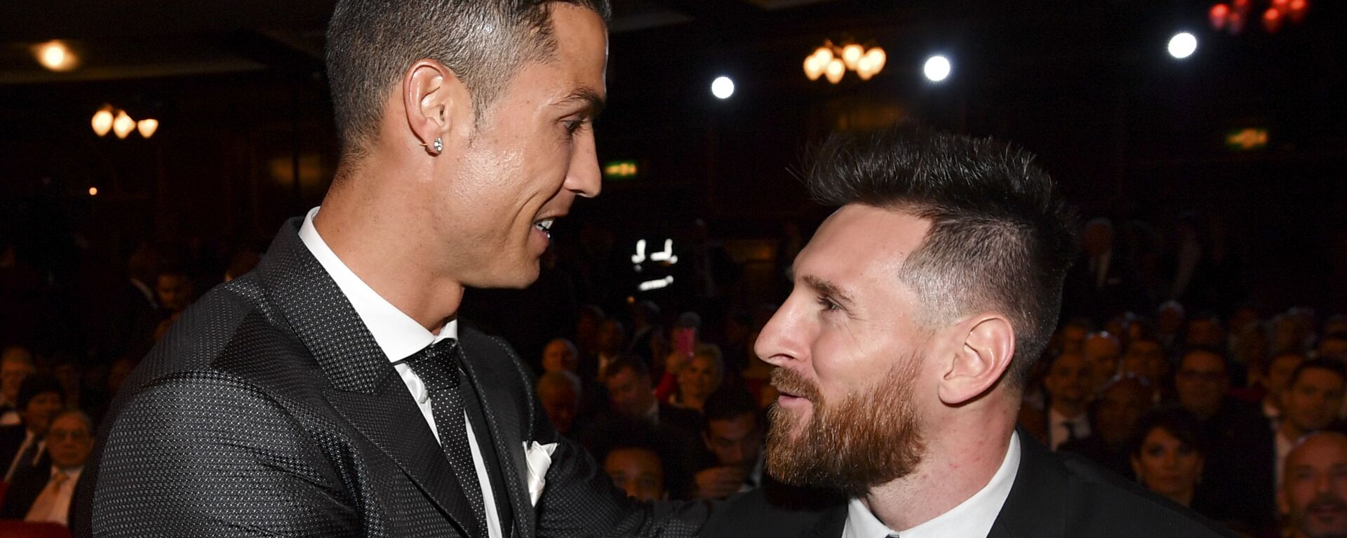 Nominees for the Best FIFA football player, Barcelona and Argentina forward Lionel Messi (R) and Real Madrid and Portugal forward Cristiano Ronaldo (L) chat before taking their seats for The Best FIFA Football Awards ceremony, on October 23, 2017 in London.  - اسپوتنیک افغانستان  , 1920, 20.09.2021