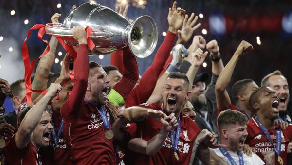 Liverpool's players celebrate with the trophy after winning the Champions League final soccer match between Tottenham Hotspur and Liverpool at the Wanda Metropolitano Stadium in Madrid, Sunday, June 2, 2019. Liverpool won 2-0. - اسپوتنیک افغانستان  