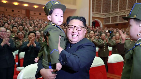 کیم جونگ اون، رهبر کوریای شمالی، با یک کودک در آغوش در کنسرت ارتش این کشور - اسپوتنیک افغانستان  