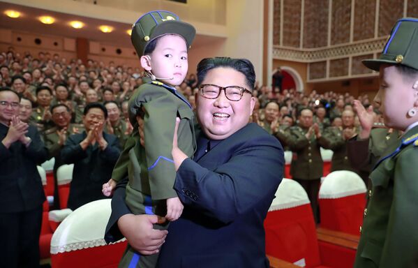 کیم جونگ اون، رهبر کوریای شمالی، با یک کودک در آغوش  در کنسرت ارتش این کشور - اسپوتنیک افغانستان  