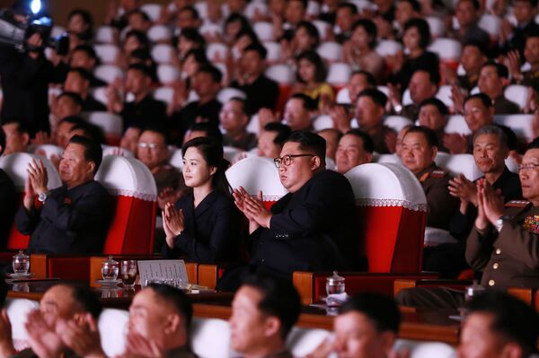 رهبر کوریای شمالی کیم جونگ اون و همسرش ری سل-جو  در کنسرت ارتش - اسپوتنیک افغانستان  