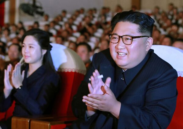 رهبر کوریای شمالی کیم جونگ اون و همسرش ری سل-جو   در کنسرت ارتش - اسپوتنیک افغانستان  