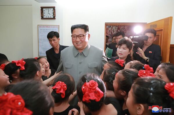 کیم جونگ اون، رهبر کوریای شمالی، در کاخ دانش آموزان در ولايت جگانگ - اسپوتنیک افغانستان  