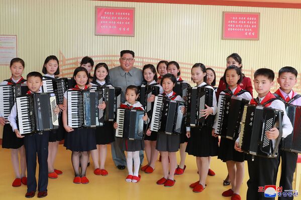 کیم جونگ اون، رهبر کوریای شمالی، در کاخ دانش آموزان در ولايت جگانگ - اسپوتنیک افغانستان  
