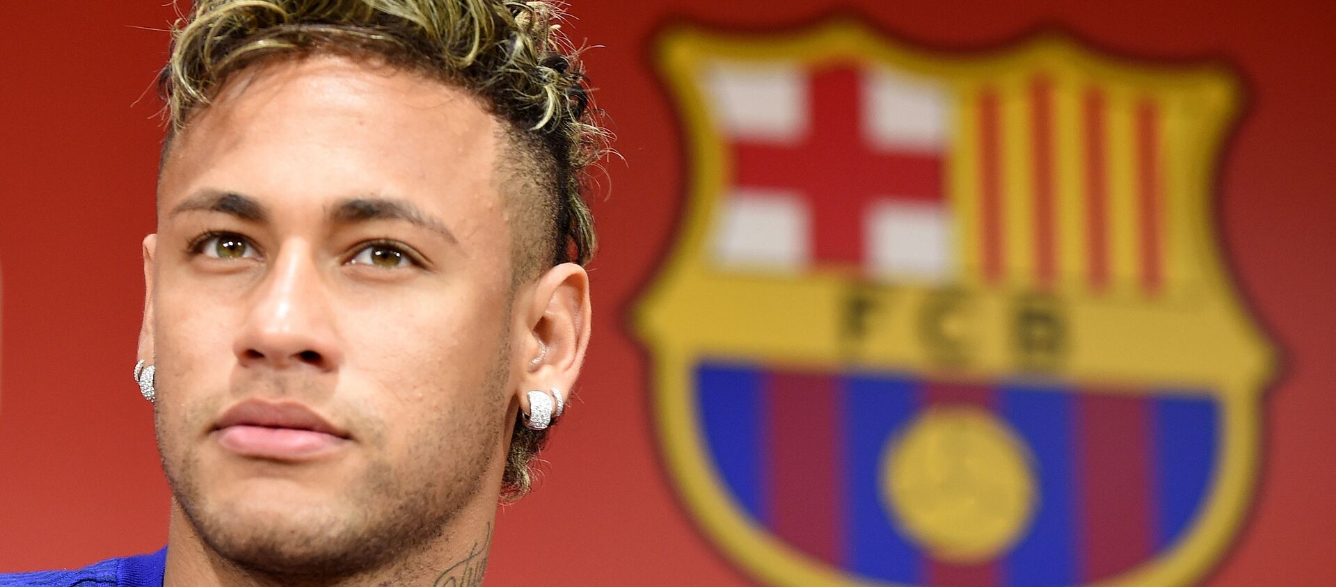 FC Barcelona football star Neymar answers questions during a press conference to announce new sponsorship with Japanese internet retailer Rakuten in Tokyo on July 13, 2017.  - اسپوتنیک افغانستان  , 1920, 26.07.2021