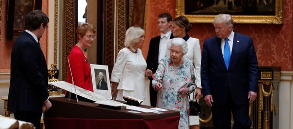 ترامپ هدیهی خودش به ملکه بریتانیا را نشناخت ترامپ هدیهی خودش به ملکه بریتانیا را نشناخت - اسپوتنیک افغانستان