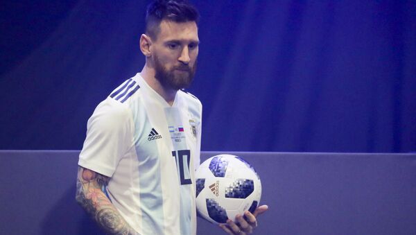 Нападающий Барселоны и сборной Аргентины Лионель Месси с официальным мячом ЧМ-2018 - اسپوتنیک افغانستان  