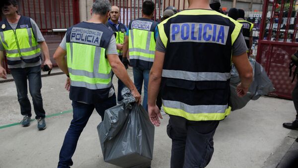 Spanish police carry away confiscated ballot boxes after entering a polling station for the banned independence referendum in Tarragona, Spain, October 1, 2017 - اسپوتنیک افغانستان  