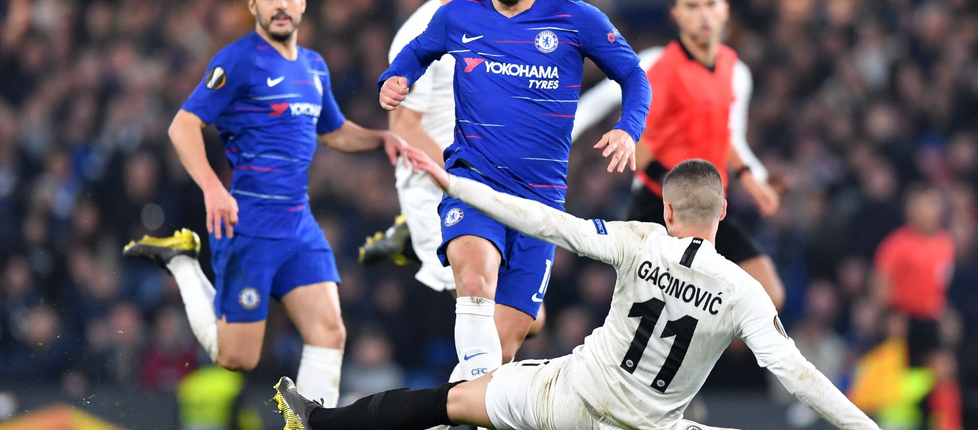 Chelsea's Eden Hazard takes on an Eintracht Frankfurt defender in the Europa League semi final last week - اسپوتنیک افغانستان  , 1920, 05.02.2021