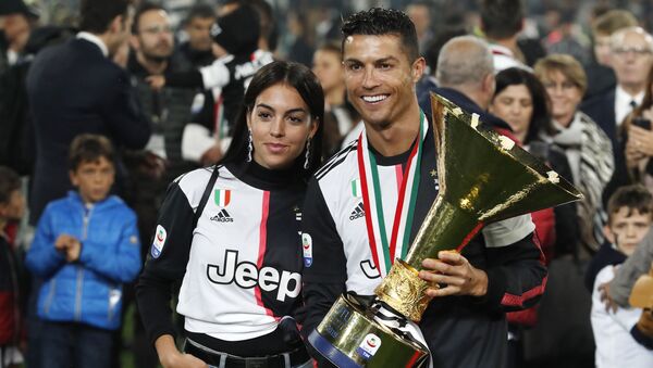Cristiano Ronaldo sostiene el trofeo de la Serie A de fútbol - اسپوتنیک افغانستان  