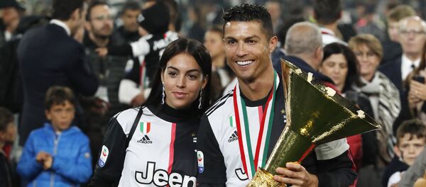 Cristiano Ronaldo sostiene el trofeo de la Serie A de fútbol Cristiano Ronaldo sostiene el trofeo de la Serie A de fútbol - اسپوتنیک افغانستان