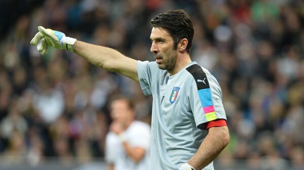 Italy goalkeeper Gianluigi Buffon calls for teammates' attention during a friendly soccer match between Germany and Italy at the Allianz Arena in Munich, March 29, 2016 - اسپوتنیک افغانستان  