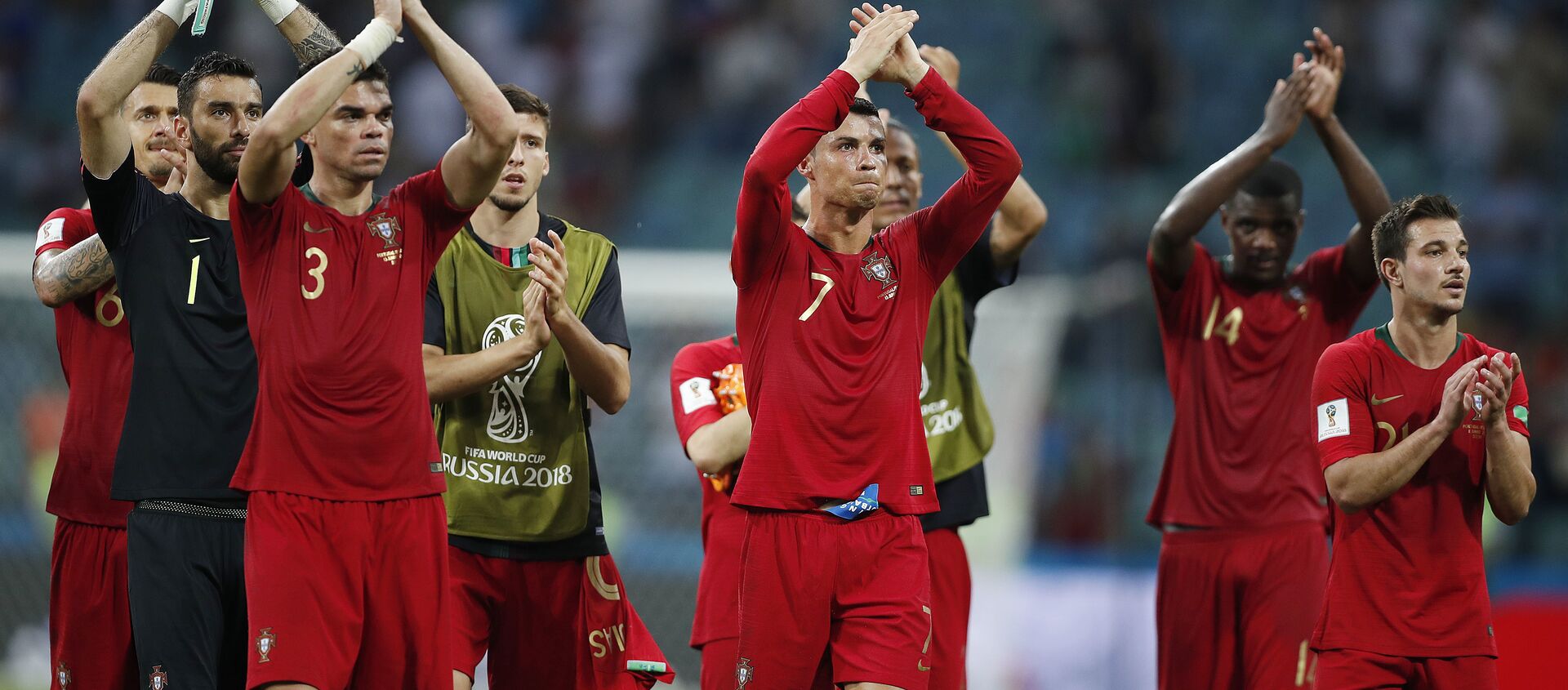 Portugal players applaud their fans after their first World Cup game against Spain on Friday, June 15 - اسپوتنیک افغانستان  , 1920, 29.03.2021