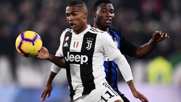 Douglas Costa, pictured in action for Juventus, is tipped for a move to Old Trafford - اسپوتنیک افغانستان  