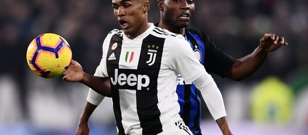 Douglas Costa, pictured in action for Juventus, is tipped for a move to Old Trafford - اسپوتنیک افغانستان  