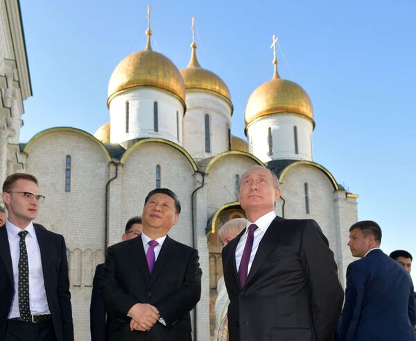 شی جین‌پینگ، رئیس جمهور چین و ولادیمیر پوتین، رئیس جمهور روسیه هنگام بازدید از کاخ کرملین - اسپوتنیک افغانستان  