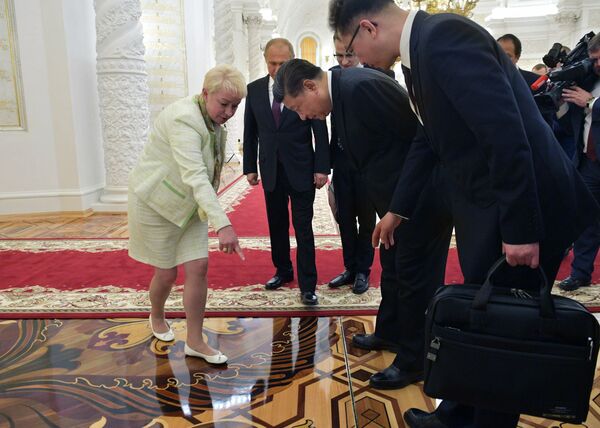 شی جین‌پینگ، رئیس جمهور چین و ولادیمیر پوتین، رئیس جمهور روسیه هنگام بازدید از کاخ کرملین - اسپوتنیک افغانستان  