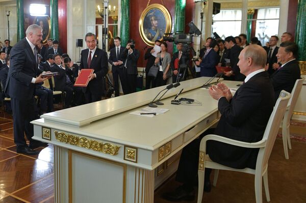 روسای جمهور روسیه و چین هنگام امضا توافقنامه ها - اسپوتنیک افغانستان  