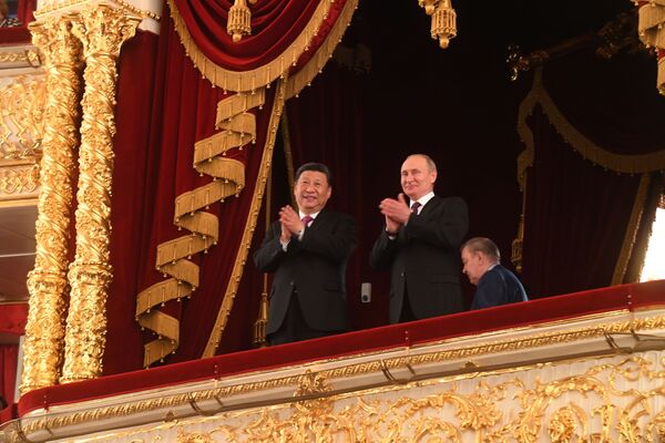ولادیمیر پوتین، رئیس جمهور روسیه و شی جین‌پینگ، رئیس جمهور چین در مراسم به مناسبت ۷۰ مین سالگرد برقراری روابط دیپلوماتیک میان روسیه و چین - اسپوتنیک افغانستان  