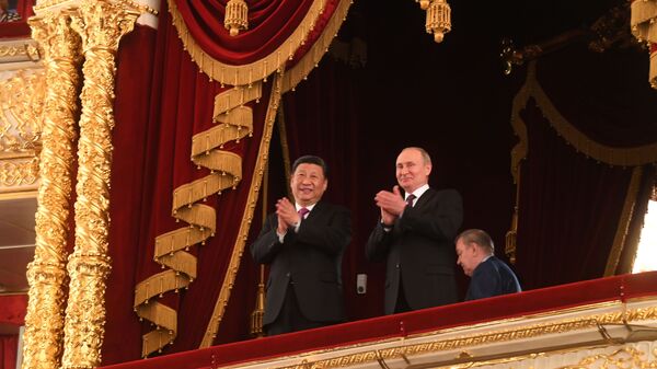 Председатель КНР Си Цзиньпин и президент России Владимир Путин на торжественном вечере, посвященном 70-летию установления дипломатических отношений между Россией и КНР - اسپوتنیک افغانستان  