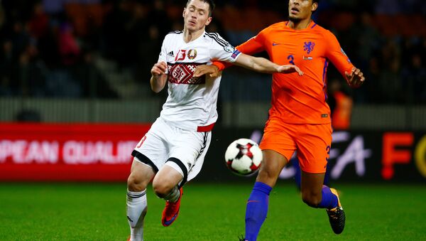Netherlands' Virgil van Dijk in action with Belarus' Nikolai Signevich - اسپوتنیک افغانستان  