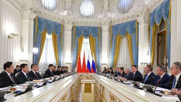 گفتگوی دمیتری مدودف، نخست وزیر روسیه و شی جین پینگ، رئيس جمهور چین - اسپوتنیک افغانستان  