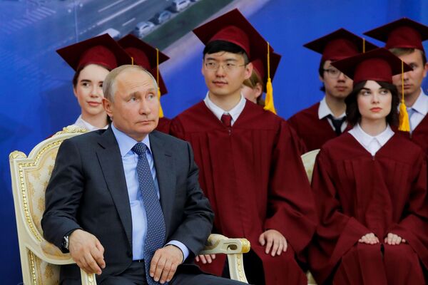 ولادیمیر پوتین، رئیس جمهور روسیه در مراسم اعطای دوکتورای افتخاری به شی جین پینگ، رئيس جمهور چین - پوهنتون دولتی سن پترزبورگ - اسپوتنیک افغانستان  