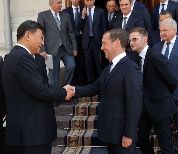 دمیتری مدودف، نخست وزیر روسیه و شی جین پینگ، رئيس جمهور چین - اسپوتنیک افغانستان  