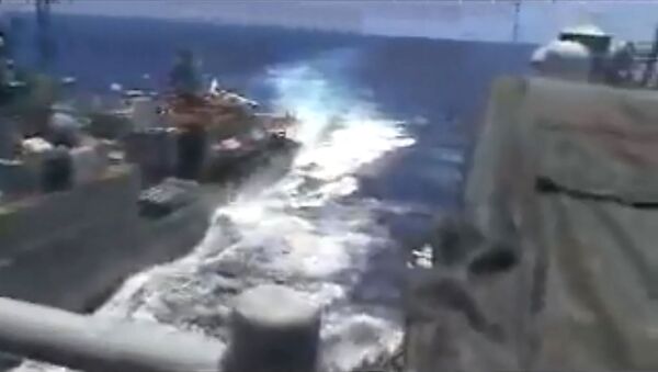 مانور خطرناک کشتی جنگی امریکایی در نزدیکی کشتی  روسی - اسپوتنیک افغانستان  