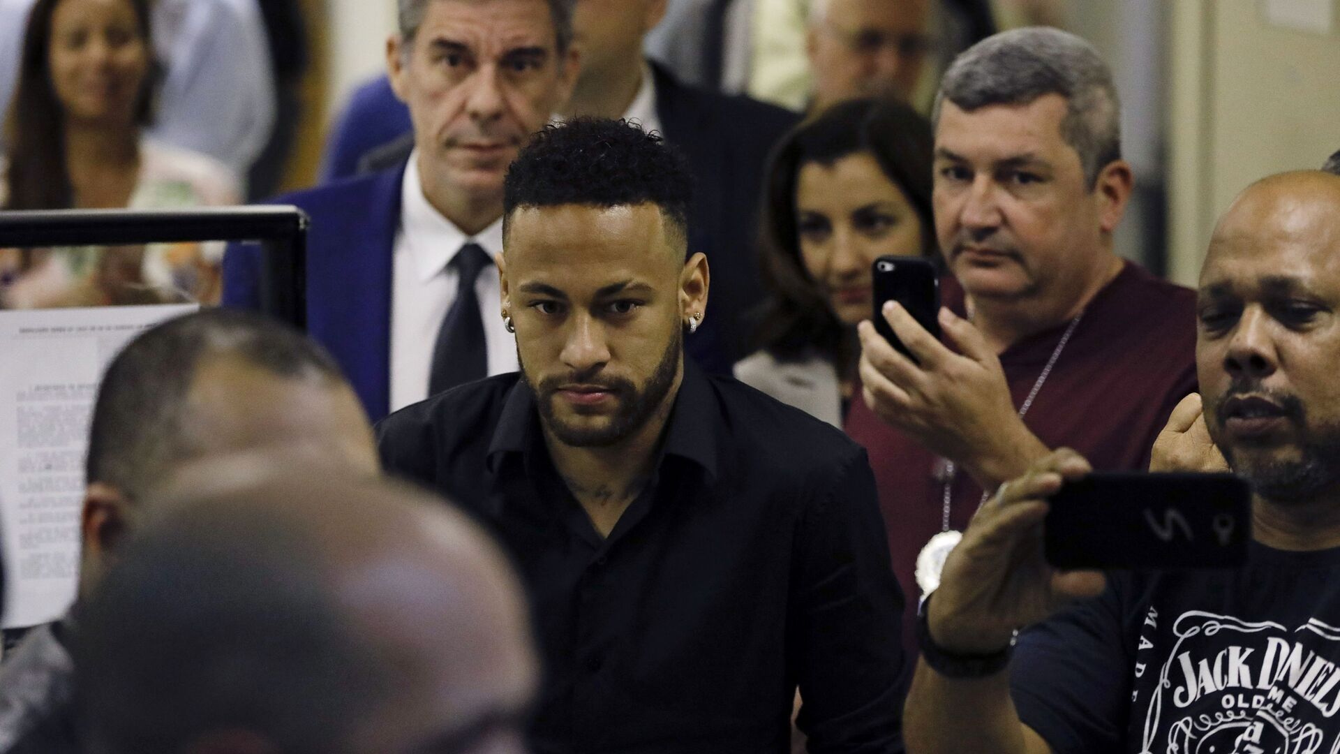 Brazilian soccer player Neymar leaves police headquarters in Rio de Janeiro, Brazil, Thursday, June 6, 2019. Neymar went to the headquarters in an investigation linked to a woman’s rape allegation against him - اسپوتنیک افغانستان  , 1920, 25.01.2022