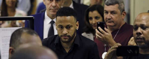 Brazilian soccer player Neymar leaves police headquarters in Rio de Janeiro, Brazil, Thursday, June 6, 2019. Neymar went to the headquarters in an investigation linked to a woman’s rape allegation against him - اسپوتنیک افغانستان  
