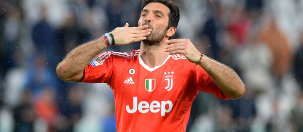 Soccer Football - Serie A - Juventus vs Sampdoria - Allianz Stadium, Turin, Italy - April 15, 2018 Juventus' Gianluigi Buffon gestures to the fans at the end of the match Soccer Football - Serie A - Juventus vs Sampdoria - Allianz Stadium, Turin, Italy - April 15, 2018 Juventus' Gianluigi Buffon gestures to the fans at the end of the match - اسپوتنیک افغانستان