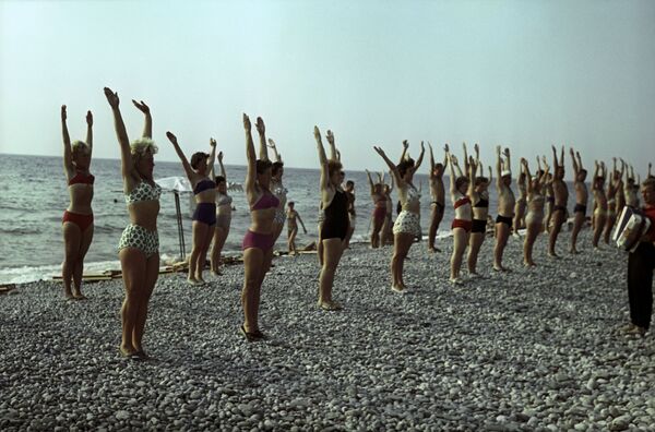 تمرین جمناستیک در ساحل تواپس، کراسنادار، ۱۹۶۳ - اسپوتنیک افغانستان  