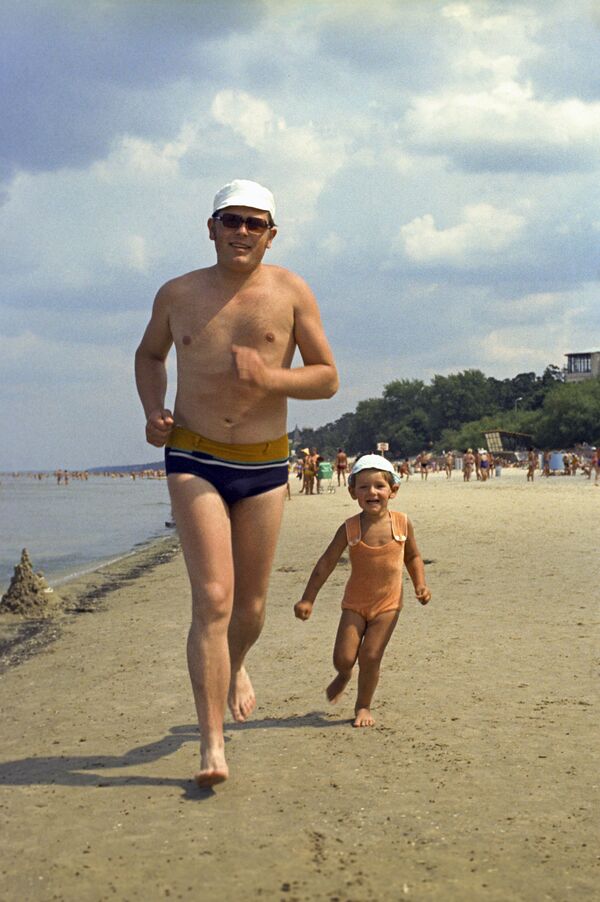 پدر و کودک در حال تفریح در ساحل جورمالا در لیتوانی شوروی، ۱۹۷۵ - اسپوتنیک افغانستان  